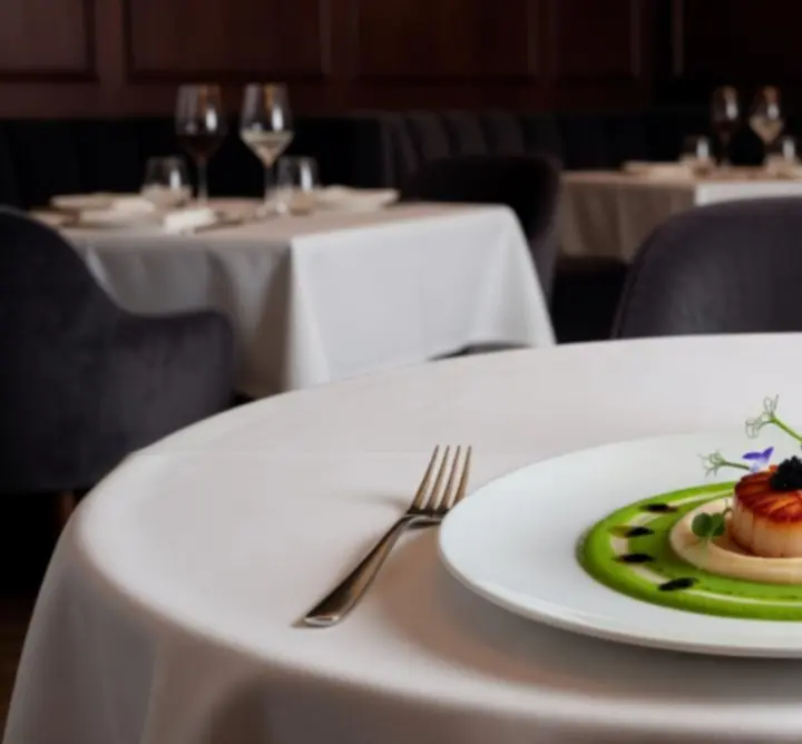 Gourmet fogás művészien tálalva a Villám Start signature konyhájából